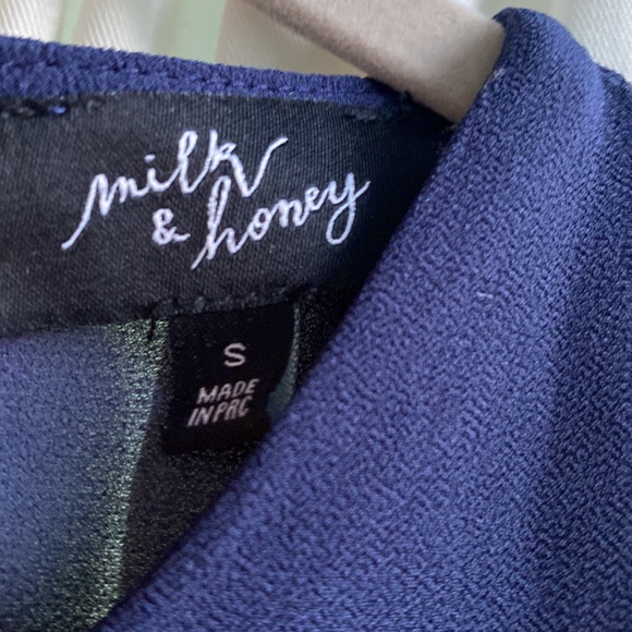 Milk & Honey - size small - blue blouse with unique sleeves and tie in the back - Picture 4 of 4